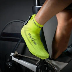 Hi-Vis Set - Gloves + Shoecover 11 Hi-Vis Set - Gloves + Shoecover -Cyclisme Vêtements Boutique GripGrab GRIPGRABSET M2010 close fluoyellow tri