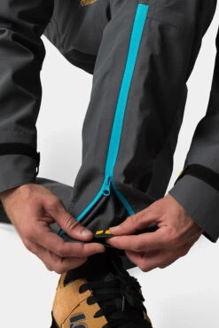 Dirtlej DirtSuit SFD Edition - Combinaison Pour La Boue 11 Dirtlej DirtSuit SFD Edition - Combinaison Pour La Boue -Cyclisme Vêtements Boutique dirtlej DirtSuit SFD Edition Matschoverall 20220136 6